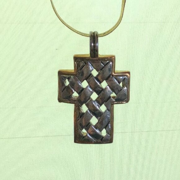 Silver and Gold Colored Metal lattice design Cross 2 1/4 " long by 1 1/4… - Picture 4 of 10